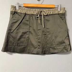 NWT Zara Satin Cargo Mini Skirt in Olive with Contrasting Waistband. Size Med